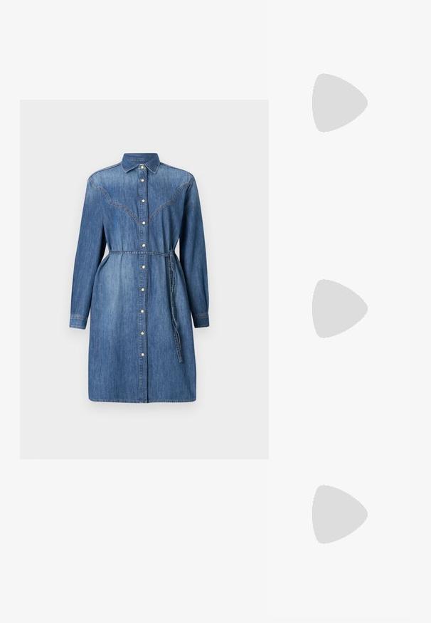 Denim srajčna obleka v svetlo modri barvi z dolgimi rokavi, z gumbom spredaj, ovratnikom in pasom. Ima šivane podrobnosti na hrbtu in žepe.; Čevlji z visoko peto in konico, v barvni kombinaciji srebrne, zlate in nude. Sijajna obdelava z izrezljanim dizajnom, z igličasto peto.; Srebrna kovinska torbica z mehko, zaobljeno obliko in zavezano zgornjo zaporo. Narejena iz gladkega umetnega usnja.; Srebrni uhani v obliki obročka s spiralnim dizajnom, ki imajo sijajno površino in zapiralo na zadnji strani. Mere znašajo približno 3 cm v premeru.