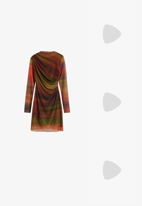 Abito a maniche lunghe realizzato in tessuto leggero con strisce orizzontali multicolori nelle tonalità di verde, arancio e marrone; presenta dettagli arricciati.; Décolleté nera in vernice con tacco a spillo e punta affilata, dalla texture liscia e lucida; tacco alto e sottile; design minimalista.; Occhiali da sole tartarugati con forma arrotondata e lenti chiare. Presentano aste robuste con piccoli dettagli dorati, realizzati in materiale plastico.; Borsa in pelle beige con una forma unica, caratterizzata da due manici corti e una lunga tracolla regolabile. Texture liscia con hardware minimale.