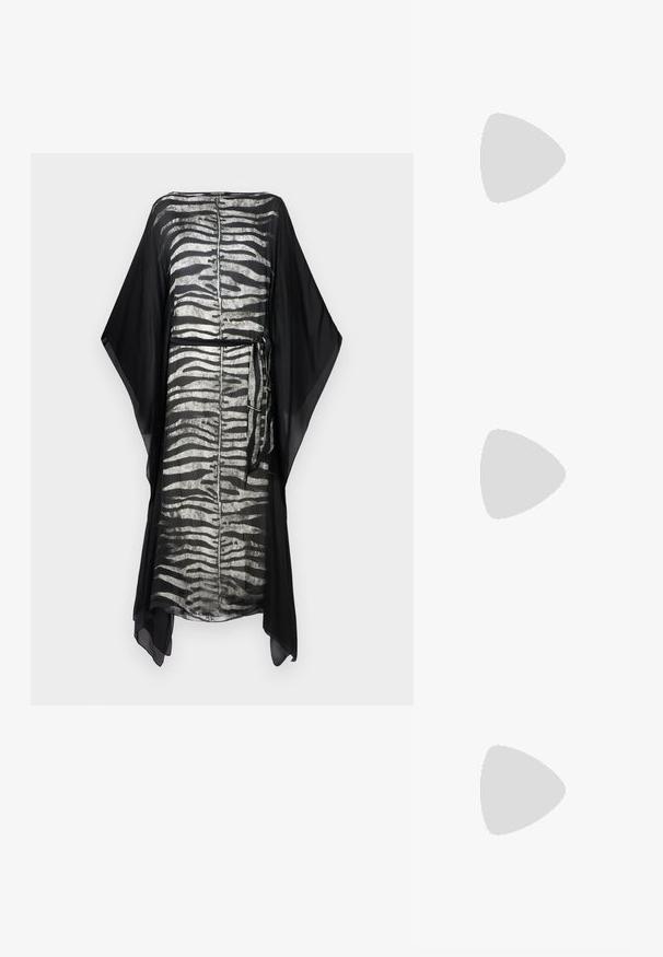 Svart kaftan med ett silverfärgat zebramönster, lätt tyg, lösa ärmar och midjeband. Enkel, flödande design.; Glittrande guld slingback-pumpsko med spetsig tå, tunn ankelrem och smal klack. Ytan har en texturerad metallisk finish.; Svart läderclutch med en guldkedjesjal, med en slät yta, rektangulär form och präglad märkning på framsidan.; Guldtonade metallörhängen i en kurvad, avlång form. Har en slät, glänsande yta och en rundad spets för en extra detalj.