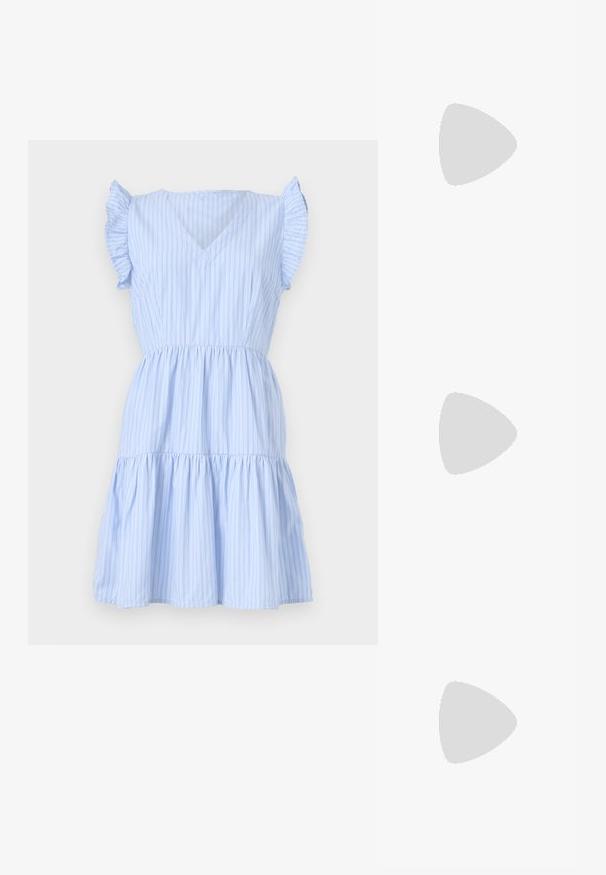 Ljusblå randig klänning med V-ringning, korta volangärmar, en figursydd midja och en morellkjol. Tillverkad av ett mjukt, lätt tyg.; Vit bomull t-shirt med en stor, lysande röd hummergrafik på framsidan. Kortsleeves och standard rundad halsdesign.; Vit hög topp canvas sneaker med svart gummisulan, framsidan gummitåhätta och sex öglor för snören, med en ren, minimalistisk design.; Röd läderhandväska med en vinkelrät, geometrisk design. Har ett justerbart axelband och en klaffstängning med sydda detaljer.