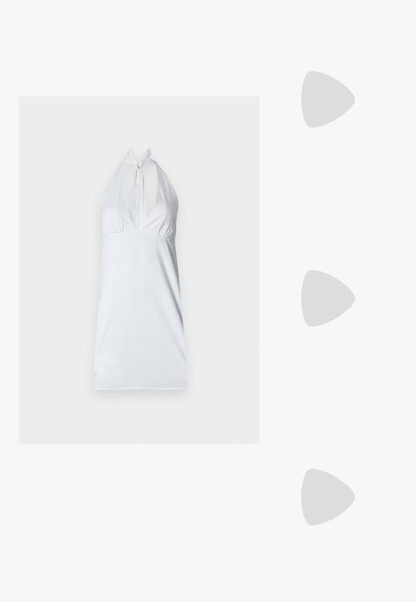 Balta halter tipo pala su gilia V formos iškirpte, susikaupimo detalės po krūtine ir reguliuojama virvutė kaklui. Lygi tekstūra, minimalistinis dizainas.; Rožiniai suediniai sportbačiai su juodomis juostelėmis, gumos padas ir tekstūruotas purpurinis kulnas. Yra šnarančios auselės ir įspaustas prekės ženklas šone.; APvalūs, rudos spalvos saulės akiniai su blizgia burgundinės spalvos rėmeliu. Plonos šakutės su subtiliu ženklinimu. Lygus objektyvo dizainas.; Audiniu pintą šiaudų maišelį su natūralia tekstūra ir švelnia, organine forma, kuriame yra rudi odiniai rankenėlės patogiam nešimui.