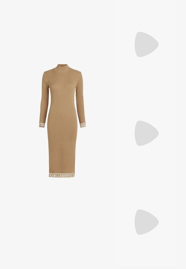 Abito a maniche lunghe a coste di colore cammello con scollo alto. Presenta dettagli con logo sulle maniche e sull'orlo. Realizzato in materiale elasticizzato a maglia.; Scarpa slingback nera con punta affilata e tacco basso, realizzata in pelle liscia e con un design a taglio laterale per favorire la traspirabilità.; Borsa a tracolla in pelle nera con una texture morbida, forma triangolare e tracolla regolabile, abbinata a una camicia a righe blu chiaro e pantaloni bianchi.; Orecchini a cerchio argentati con un design liscio e curvo. Presentano una finitura metallica lucida e una chiusura a perno. Nessun motivo o accentuazione visibile.