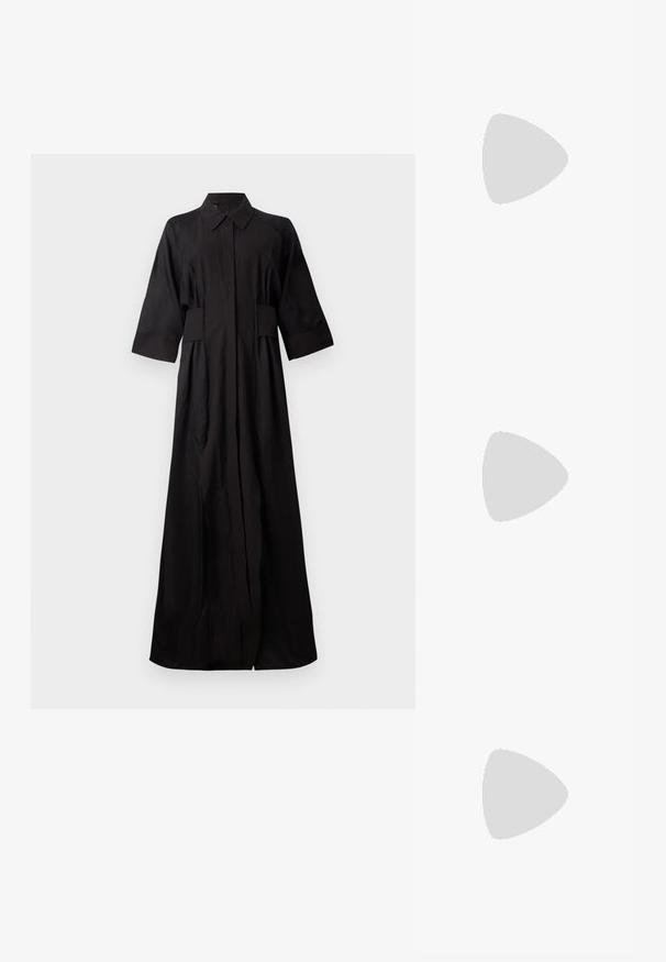 Abito camicia nero a maniche lunghe realizzato in tessuto liscio. Presenta un colletto, chiusura a bottoni e tasche laterali, con una vestibilità rilassata e un taglio dritto.; Sandali neri con tacco alto presentano sottili cinturini con design annodato, una punta quadrata liscia e un elegante tacco a spillo.; Borsa a mano metallica grigia chiara con tracolla a catena, impreziosita da piccoli chiodi metallici circolari e da un logo triangolare del marchio.; Orecchini a cerchio in argento con una finitura liscia e lucente. Forma arrotondata, design leggero, con chiusura a perno.
