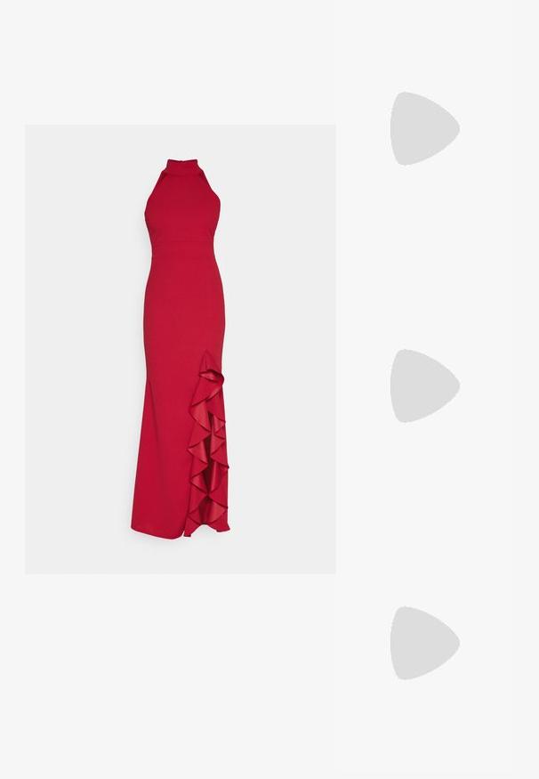 Červené šaty s halter výstřihem a upnutým korzetem, se stylovým volánem na boku. Vyrobené z hladkého materiálu, mají délku až na zem.; Bílé lodičky na podpatku s špicatou špičkou, hladkým svrškem, nízkým blokovým podpatkem a designem s bočním výřezem se stahovací sponou.; Kulaté sluneční brýle s tmavými čočkami a zlatými rámy. Modelka má na sobě světle modrý žebrovaný kardigan s knoflíky a kontrastními bílými rukávy.; Kabelka na zápěstí Michael Kors v béžové potažené plátno s opakujícím se vzorem loga MK, zlatými kovovými doplňky a odnímatelným řetízkovým popruhem.
