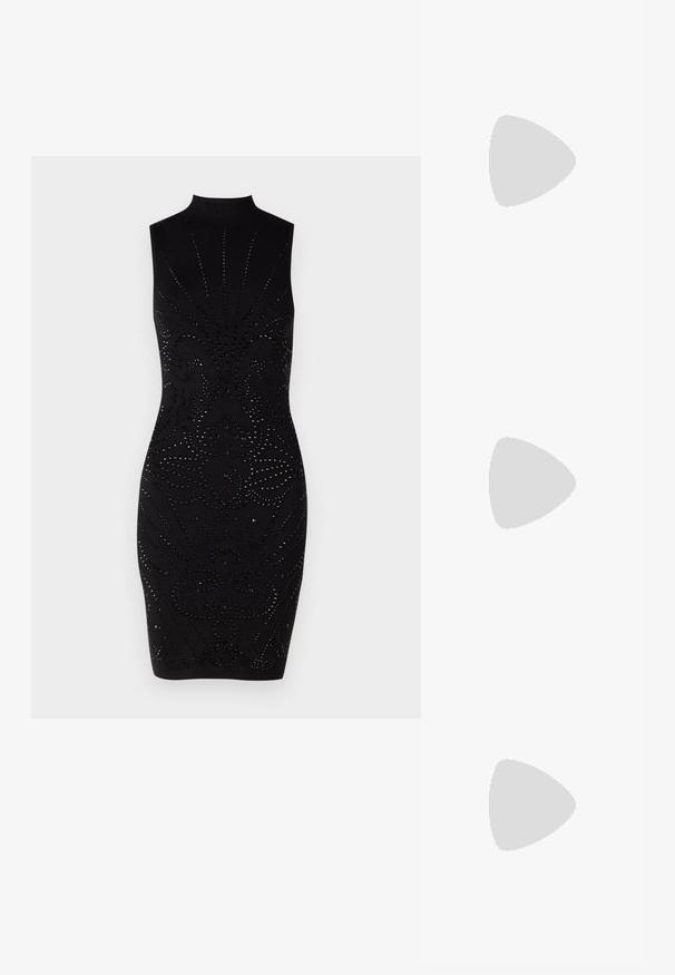 Rochie neagră fără mâneci, cu guler înalt, având un design texturat cu modele complicate decorate cu strasuri negre. Formă ajustată.; Sandale negre cu toc înalt au curele subțiri cu un design legat, un vârf pătrat neted și un toc stiletto elegant.; Geantă metalică gri deschis, cu un strap din lanț, decorată cu mici ținte circulare metalice și un logo de marcă triangular.; Cercei rotunzi din argint cu un finisaj neted și strălucitor. Design ușor, având o formă rotundă și închidere cu tijă.