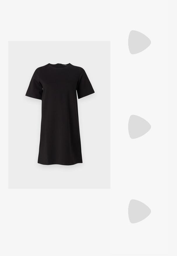 Juoda suknelė trumpomis rankovėmis su apvaliu iškirpimu ir užtrauktuku gale. Paprastas dizainas iš švelnios medžiagos, siekiantis vidurinę šlaunies dalį.; Juodi platforminiai aukšti kulniukai su smailiu kojų pirštu ir reguliuojamu kulkšnies dirželiu. Pagaminti iš lygaus odos, turi masyvų blokinį kulną.; Juodas odinis krepšys su išlenkta forma, nuimamu dirželiu ir auksiniais detalėmis. Krepšys turi kilpą su sagtimi.; Auksinės auskarai, turintys tekstūruotus, bangų formos elementus. Įeina skulptūriniai segami auskarai ir atviri lankai su išmuštu paviršiumi.