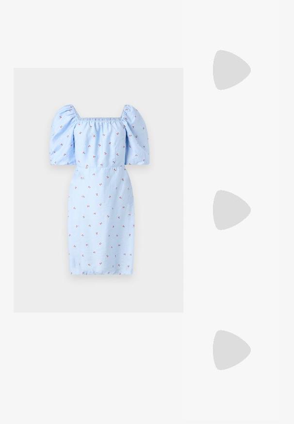 Blå kjole med puffærmer, firkantet udskæring og blomsterdesign med små røde blomster på et tekstureret stof. Tæt siddende i taljen.; Pieces PCMOLLY O NECK TEE - T-shirts print - bright white; Converse CHUCK TAYLOR ALL STAR LIFT - Sneakers high - white/black; Even&Odd by Zalando Håndtasker - red