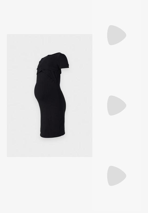 ONLY MATERNITY OLMADELIE DRESS - Dnevna haljina - black; Bijela tenisica od glatkog sintetičkog materijala, s okruglim vrhom, dizajnom s vezanjem, ravnim potplatom i suptilnim perforacijama.; Crna torba s oblikom koji sadrži strukturu, glađu teksturu i metalnu kopču. Uparena s širokim crnim hlačama i sandalama na otvorenom s drvenog poda.; Srebro naušnice u obliku prstena s glatkom, sjajnom završnom obradom. Zaobljenog oblika, laganog dizajna, s kopčom na poleđini.