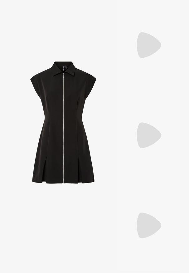 Vestido preto com colarinho, mangas curtas com capa, fecho na frente, silhueta em A e fendas laterais. Tecido suave com acabamento mate.; Sapato slingback preto em pele patentada com bico apontado, tiras no tornozelo apresentando fivelas e acessórios prateados, e um salto elegante.; Bolsa de mão metálica dourada com um design estruturado, textura suave e alça ajustável. Apresenta uma forma triangular única e costura minimalista.; Brincos em tom de ouro com formas onduladas e texturizadas. Inclui studs escultóricos com presilha e um design de argola aberta com um acabamento martelado.