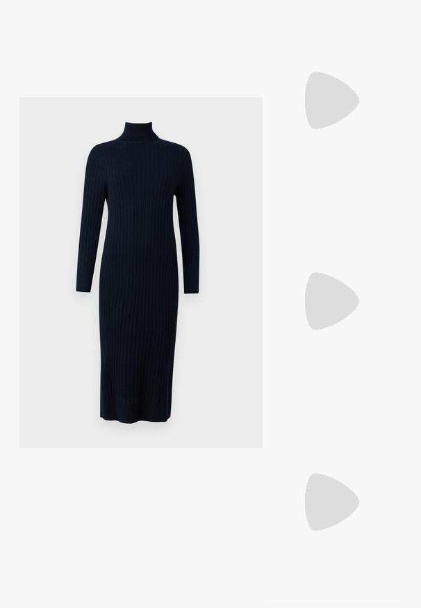 pure cashmere TURTLENECK MAXI DRESS - Sarafanas - dark navy; Juodas odinis aukštakulnis batelis su smailiu pirštu, lygiu paviršiumi ir siauru kulnu. Minimalistinis dizainas, jokių papildomų puošmenų.; Juodas odinis petinis krepšys su minkšta tekstūra, trikampiu pavidalu ir reguliuojama juosta, derinamas su šviesiai mėlynu dryžuotu marškinėliu ir baltais džinsais.; Sidabriniai apvalūs auskarai su lygiu, išlenktu dizainu. Yra blizgus metalinis paviršius ir smeigtukų uždarymas. Nėra matomų raštų ar akcentų.