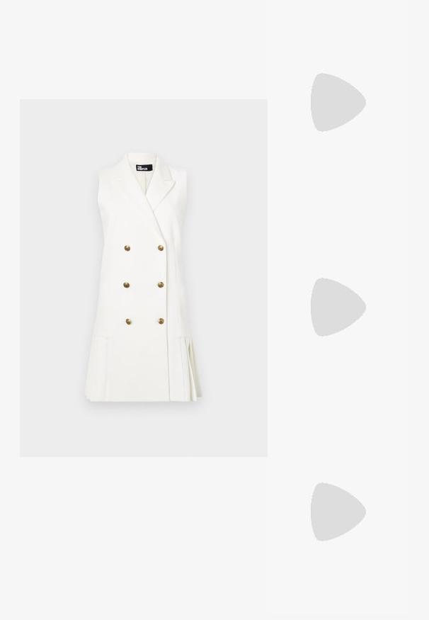 Vitt ärmlöst väst med dubbelknäppt design, guldknappar och plisserad detalj i fållen. Tillverkad av ett slätt, strukturerat tyg.; Vit kortärmad topp med rund halsringning och spetsdetaljer på ärmarna. Tillverkad av slätt tyg och har en något cropped passform.; Svart patenterat läder slingback pumps med spetsig tå, smal klack och en subtil utskärning. Har en guldbuckle på remmen.; Brun läderklutch med guldsnäppram och kort guldchain-handtag, med en mjuk, rynkad textur på vit bakgrund.