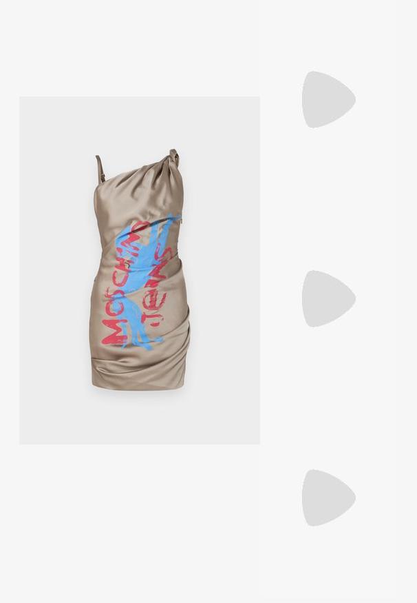 Smėlio spalvos satino mini suknelė su susiraukšlėjusia tekstūra. Priekyje ryškiai matomas mėlynas ir raudonas grafikos tekstas "Moschino Jeans".; Balta trumpa rankovėmis marškinėliai, pagaminti iš pasiruošusio audinio. Apvali iškirptė, reguliari tinkamumas ir subtilūs siuvimo detalės. Be raštų ar grafikos.; Juodai odiniai baletai su apvaliu pirštu, lygi texture, minimalus siuvimo detales ir lanksčiu padų dizainu.; Ruda odinė rankinė su uždaromu dangteliu, aukso spalvos detalėmis, petneša ir lygiu paviršiumi. Kompaktiška stačiakampio formos.