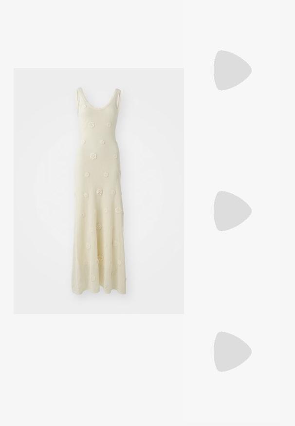 Strick-Maxikleid in Off-White mit Rundhalsausschnitt. Verfügt über gehäkelte Blumendetails und hat eine taillierte Form, die am Saum ausgestellt ist.; Schwarze Lack-Slingback-Pumps mit spitzem Zehenbereich, versehen mit strukturiertem Schlangenprint, verstellbarem Riemen und einem kurzen, strukturierten Blockabsatz.; Schwarze Leder-Umhängetasche mit zwei vorderen Taschen, goldenen Schnallen, Reißverschluss und einem schmalen Tragegurt. Texturierte Oberfläche und kompakte rechteckige Form.; Ohrringe in Goldfarbe mit einem rechteckigen, durchsichtigen Kristall, der unter einer Reihe kleiner, runder klarer Akzente hängt. Elegantes, modernes Design.