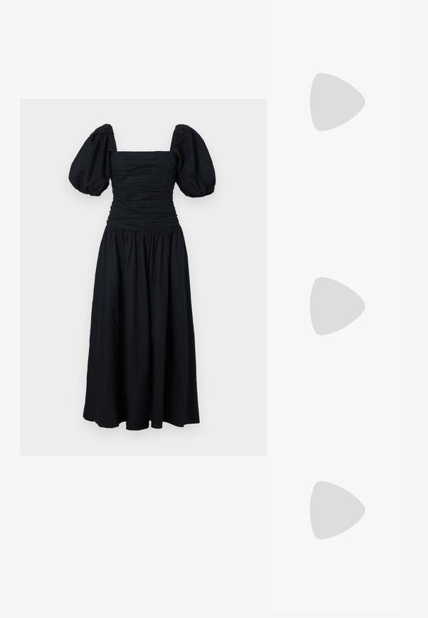 Robe noire avec un décolleté carré, un corsage froncé et des manches ballon. La jupe est froncée, créant une silhouette fluide.; Chaussure slingback en cuir verni noir avec un embout pointu, des brides de cheville avec des boucles en argent et des éléments en métal, et un talon fin.; Sac à main en métal doré avec un design structuré, texture lisse et bandoulière ajustable. Présente une forme triangulaire unique et des coutures minimalistes.; Boucles d'oreilles dorées présentant des formes texturées et ondulées. Comprend des clips sculpturaux et un design de créoles ouvertes avec une finition martelée.