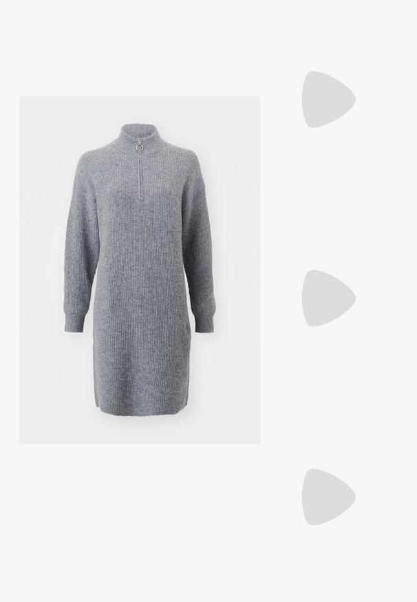 Abito grigio a coste con maniche lunghe, colletto alto e zip frontale. Presenta un tirazip circolare e un orlo leggermente allungato.; Stivaletti neri alla caviglia con punta affusolata, realizzati in pelle liscia. Presentano un tacco a blocco e un gambo aderente, con dettagli delle cuciture visibili.; Borsa a tracolla in pelle nera con due manici lunghi, una texture liscia e una forma strutturata. Presenta una tasca frontale per ulteriore spazio di archiviazione.; Orecchini a cerchio in argento con un design minimalista. Forma circolare, superficie liscia e profilo sottile. Leggeri con una finitura lucida.