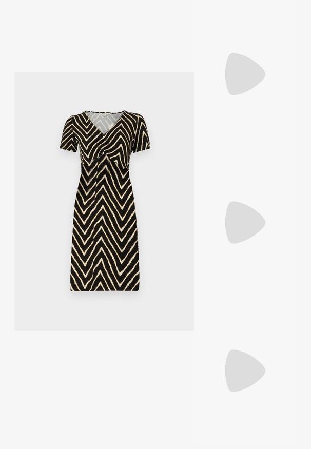 Kjole med korte ermer i svart med et kremfarget sikksakkmønster, med V-hals og rynkedetalj ved brystet, laget av mykt stoff.; Sorte lakk lær slingback hæler med spiss tå, et avrundet utskjæringsdesign og blokkheel. Har en gulltone spenne som detalj.; Sorte oversized solbriller med gradient linser, tykke rammer og detaljering med gulltonekjede på tempelarmene.; Svart totebag laget av syntetisk materiale, med et enkelt rektangulært design, gullfargede firkantede detaljer og doble håndtak.