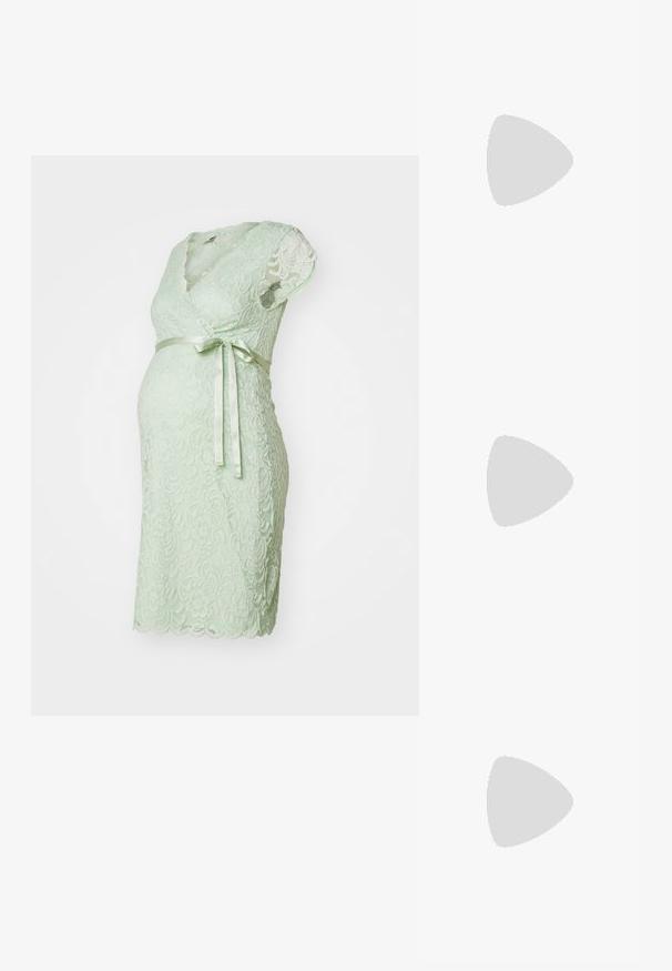 Svijetlo zelena čipkana haljina za trudnice s dizajnom omota, kratkim rukavima, mašnom oko struka i detaljima na rubu u obliku valova.; Srebrna slingback salonska cipela s oštrim prstom, metalik završnom obradom, dva dekorativna remena i vitkim potplatom s crnim vrhom.; Crna kožna torba s glatkom teksturom. Ima podesivu naramenicu i elegantan, minimalistički dizajn s zatvaranjem na patentni zatvarač.; Srebrna dvostruka prsten s glatkom, poliranom površinom. Karakterizira ga fluidan, zakrivljen dizajn s preklapajućim sekcijama za moderan izgled.