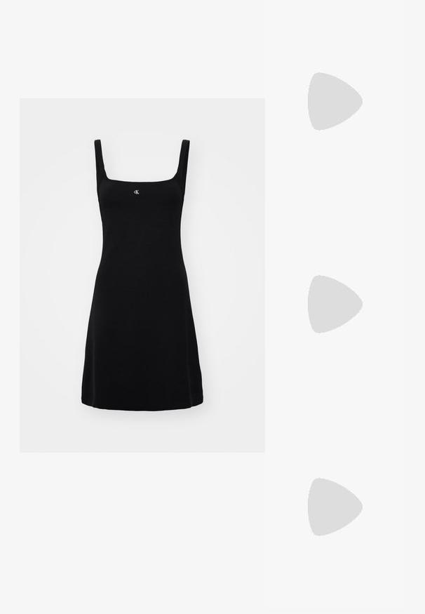 Čierne šaty bez rukávov so štvorcovým výstrihom, vyrobené z hladkej látky. Obsahujú malé logo umiestnené na hrudi. Jednoduchá silueta.; Čierne slingback topánky s ostrou špičkou a nízkym opätkom, vyrobené z hladkej kože a s výrezmi na boku pre lepšiu priedušnosť.; Čierna kožená kabelka s štruktúrovaným dizajnom, dvojitými hornými uchopiteľmi, zlatým prackovým akcentom a embosovaným logom značky na prednej strane.; Zlatom pozlátený náhrdelník s hladkým, zakriveným centrálnym akcentom. Obsahuje flexibilný reťaz s karabínkovým zapínaním a ďalšími nastaviteľnými článkami reťaze.