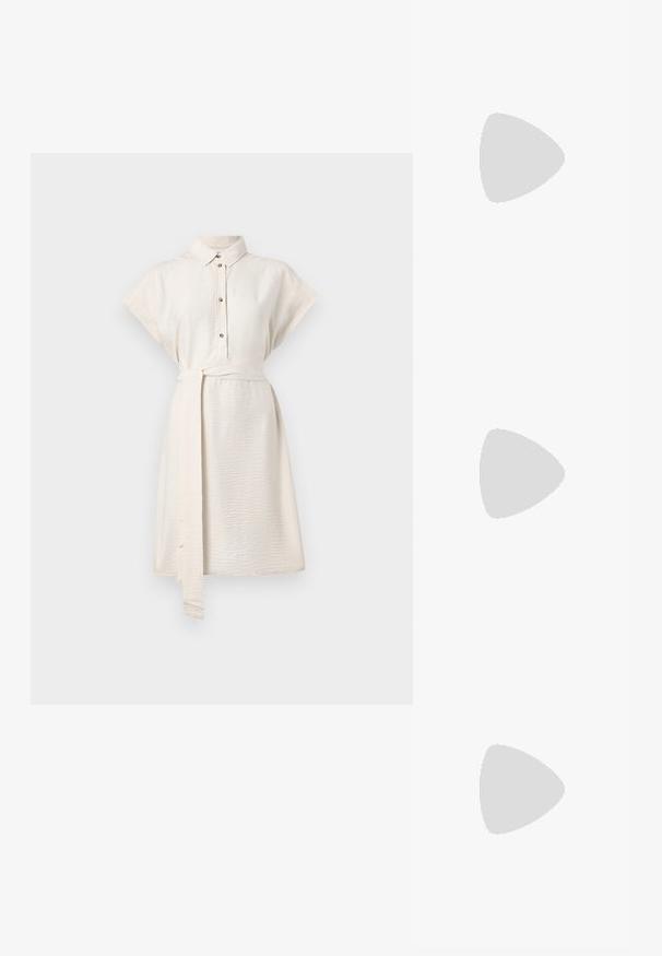 Krēmkrāsas, īsā piedurknē kleita ar apkakli, pogu priekšpusi un jostas saišu. Gluda tekstūra un ceļa garuma apakšmala ar sānu kabatām.; Melnā patentēta ādas sandale ar norādītu purngalu, potītes siksniņām ar sudraba sprādzēm un aparatūru, kā arī smalku papēdi.; Zelta metāla somiņa ar strukturētu dizainu, gludu tekstūru un regulējamu siksniņu. Iezīmējas ar unikālu trīsstūrveida formu un minimālistisku šuvumu.; Zelta krāsas auskari ar teksturētām, viļņotām formām. Iekļauts skulpturāls piespraužams modelis un atvērta gredzenveida konstrukcija ar izsistām virsmām.