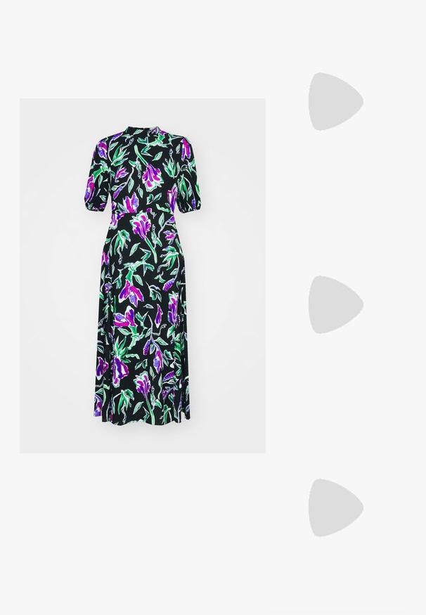 Diane von Furstenberg NELLA DRESS - Nappali ruha - violet; Fehér bőr, magassarkú cipő hegyes orral, bokapánttal és vékony tűs sarkal. Simaszövet, finom fényes felülettel.; Fekete kézitáska texturált bőrből, gyémántmintázattal, aranyszínű láncos pánttal és logóval gravírozott fedélzárral ellátott felső fogantyúval.; Arany színű fém fülbevalók csavart mintával, sima, fényes felülettel és lekerekített formákkal. Mindegyik körülbelül 5 cm hosszú.