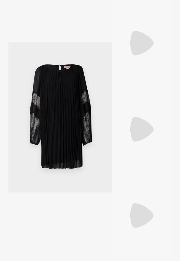 Abito nero plissettato con lunghe maniche in pizzo trasparente e schiena a chiave, realizzato in tessuto leggero. Presenta un collo rotondo e una vestibilità comoda.; Scarpa slingback nera in pelle con punta affusolata, tacco sottile e dettagli in metallo dorato sulla tomaia. Texture liscia e design strutturato.; Borsa a tracolla in pelle nera con finitura textured, dotata di due manici superiori, una tracolla rimovibile e un dettagli di chiusura in argento.; Orecchini a cerchio neri in plastica con una distintiva forma a falce e finitura lucida. Presentano una sottile ferramenta metallica per la chiusura.