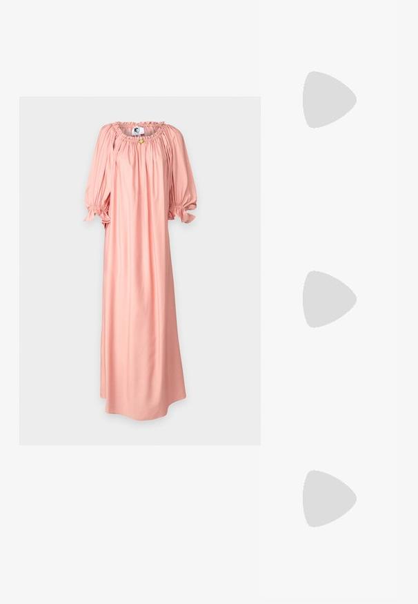Sleeper ZEPHIR DRESS - Dolga obleka - pink; Zlatne metalne sandale s visokom potpeticom, otvorenim prstima, kaišom oko gležnja s kopčom i platformom za dodatnu visinu. Glatka tekstura.; Tkanirana bež torba z ukrivljenim ročajem, teksturirano površino in rjavim detajlom s pomponom. Ima ohlapen, hobo obliko.; Par nenavadno ovalnih zlatih metalnih uhani s teksturirano, rahlo udarjeno površino na belem ozadju.