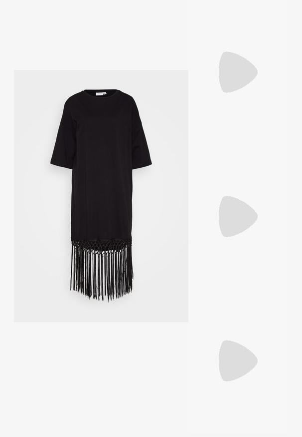 Svart klänning i mjukt tyg, med runt halsringning, korta ärmar och fransar i nederkanten med vävda detaljer i botten.; Svarta patentläder slingback-klackar med spetsig tå och en liten blockklack, med en silvrig spänneaccent på remmen.; Svart läderhandväska med en böjd form, avtagbar rem och guldiga detaljer. Väskan har ett lock med en spänndetalj.; Ring i guldutförande med en organisk, vriden design, slät yta och avsmalnande ändar, vilket ger ett modernt, skulpturalt utseende.