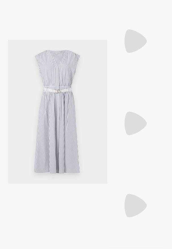 Gestreiftes ärmelloses Kleid in Hellblau und Weiß, mit V-Ausschnitt, tailliertem Schnitt mit einem weißen Gürtel und ausgestelltem Rock.; Weißes Langarm-Hemd mit Knöpfen und spitzem Kragen aus Baumwolle. Verfügt über ein kleines gesticktes Logo auf der linken Brust.; Schwarze Leder-Ballettschuhe mit abgerundeter Spitze, glatter Textur, minimalen Nähdetails und einem flexiblen Sohlen-Design.; Kleine cremefarbene Handtasche mit strukturiertem Finish, einem langen verstellbaren Tragegurt, einem Kettenakzent und einem Klappenverschluss. Goldene Hardware-Details.