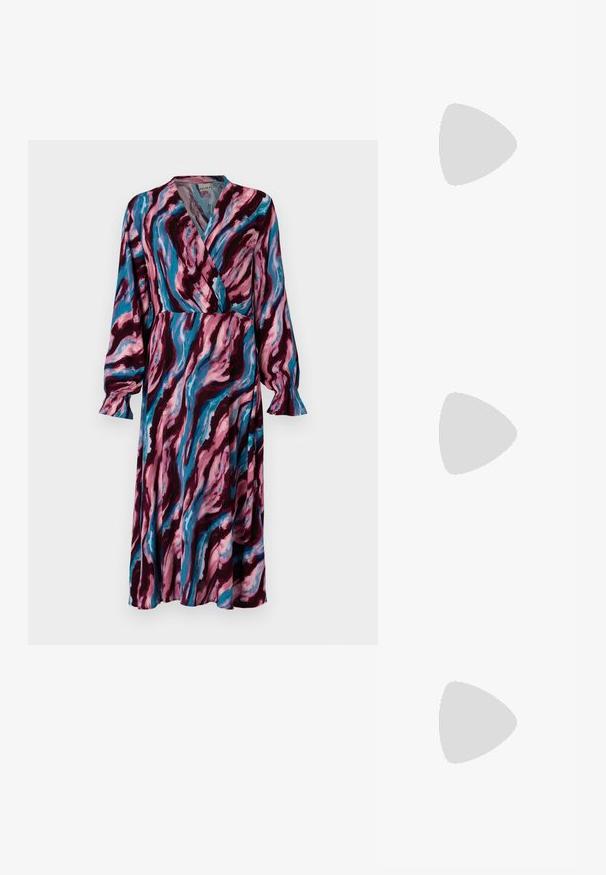 Lang, omslagstil kjole med et svulmende mønster i mørk maroon, pink og blå. Fremstillet i letvægtsstof med flæser på ærmerne.; Sorte ruskinds platform sandaler med blokhæle, der har krydskrydsede remme og en spændeankelrem for en sikker pasform.; Sorte oversized solbriller med gradientlinser, tykke stel og guldfarvet kæde detaljer på tempelarmene.; Sort håndtaske med struktureret form, glat overflade og metalspænde. Sammen med brede sorte bukser og sandaler med åben tå på trægulv.