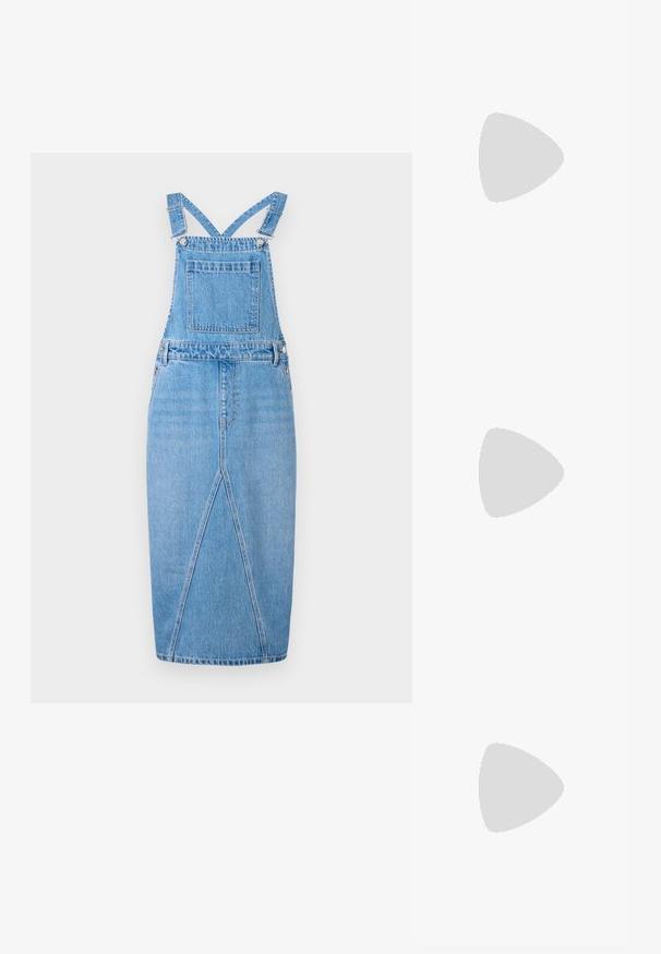 Lys blå denim sommerkjole med justerbare stropper, en frontlomme, en rett skjørt med en subtil splitt og en glatt tekstur.; Hvit bomull t-skjorte med et stort, lyst rødt hummermotiv på fronten. Korte ermer og standard rund hals-design.; Hvit høy-skinn kanvas sneakers med svart gummisåle, gummitåhette foran og seks hull for snorer, med et rent, minimalistisk design.; Rød lærveske med en vinklet, geometrisk design. Har en enkelt justerbar stropp og en klaffelukking med sydd detaljer.