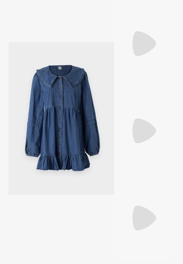 Vestido de denim azul com grande gola, fecho frontal por botões, mangas longas, cintura franzida e barra com volantes. Textura suave e costura detalhada.; Sapato de salto alto slingback prateado com bico fino, acabamento metálico, duas correias decorativas e um salto esbelto com ponta preta.; Bolsa metálica prateada com uma forma estruturada, apresentando uma alça superior e um detalhe de laço na frente. Textura suave, acabamento reflexivo.; Brincos em tom de ouro com formas onduladas e texturizadas. Inclui studs escultóricos com presilha e um design de argola aberta com um acabamento martelado.