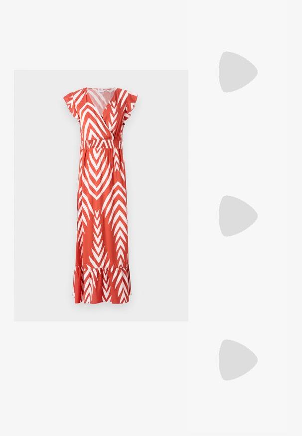 Vestido vermelho com padrão zigzag branco, mangas curtas e esvoaçantes, cintura elástica e bainha com babados. Feito de tecido leve, até ao joelho.; Sapato de salto alto slingback prateado com bico fino, acabamento metálico, duas correias decorativas e um salto esbelto com ponta preta.; Bolsa metálica prateada com uma forma estruturada, apresentando uma alça superior e um detalhe de laço na frente. Textura suave, acabamento reflexivo.; Brincos em tom de ouro com formas onduladas e texturizadas. Inclui studs escultóricos com presilha e um design de argola aberta com um acabamento martelado.