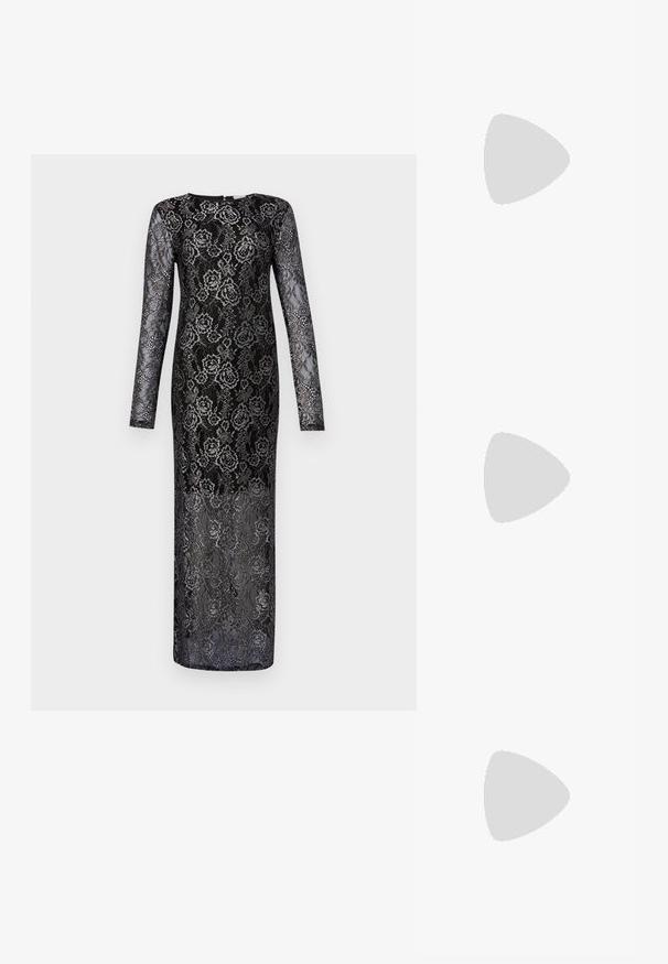 Ilgas juodas nėrinių suknelė su ilgomis rankovėmis, puošta gėlių raštais ir pusiau skaidria tekstūra. Elegantiškas grindyse siekiantis dizainas.; Juodos aukštakulnės sandalai pasižymi plonyčiais dirželiais su mazgo dizainu, lygiu kvadratiniu pirštu ir elegantišku stiletto kulnu.; Sidabrinis metalinis rankinukas su kampuota vokų forma, sklandžiu paviršiumi ir kontrastinga vidine spalva, laikomas rankoje, apsirengusioje juoda striuke.; Sidabrinės auskarai žiedai su lygiu, blizgiu paviršiumi. Suapvalinta forma, lengvas dizainas, su uždarymu ant smeigtuko.