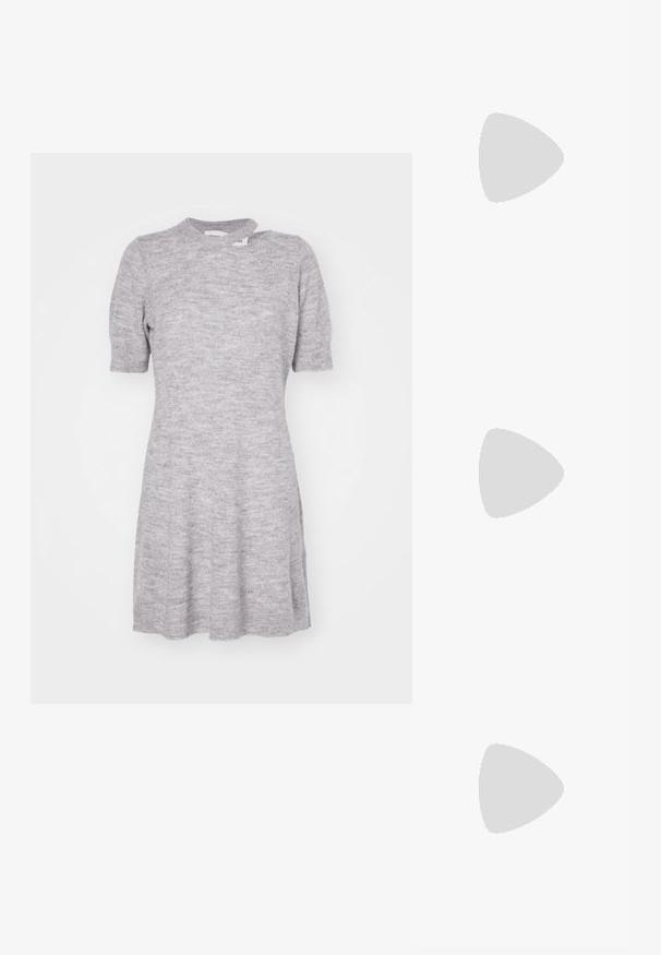 Rochie tricotată gri deschis, cu mâneci scurte, cu un corp ajustat și fustă evazată. Prezintă un decolteu rotund și o textură moale cu un model subtil.; Pantofii negri din suede, cu vârful ascuțit și o mică fundiță decorativă pe partea de sus, având o talpă plată și partea din spate deschisă.; Ochelari de soare negri, unghiulari, cu lentile gri; fabricați din plastic, având brațe groase cu o suprafață netedă și fără hardware vizibil.; Geantă croșetată în bej deschis, având un model texturat. Curea din lanț auriu, cu tăieturi decorative de-a lungul marginilor pentru un detaliu suplimentar.