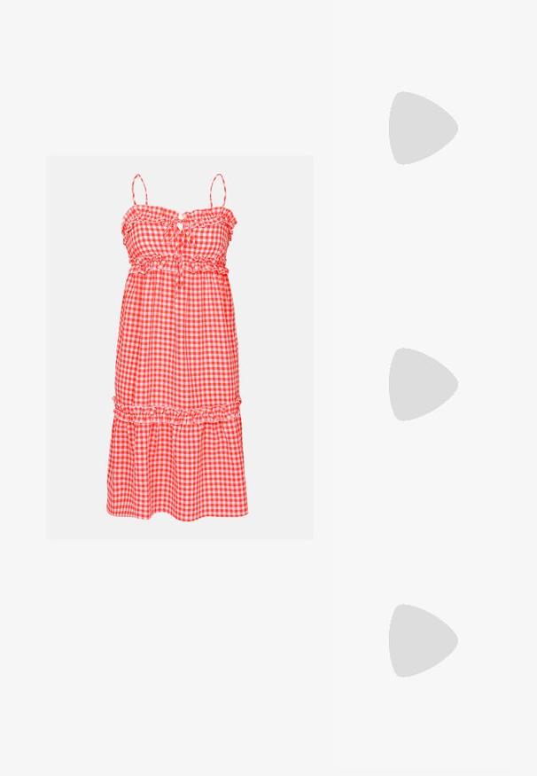 Rood-wit geruit jurk met ruffled schouderbanden, elastische taille en gelaagde rok. Kenmerkt een uitsparing aan de voorkant en een lichtgewicht stof.; Gouden, metalen slingback hakken met een spitse neus en een chunky hak. Glad oppervlak, minimalistisch ontwerp en een smalle band.; Zwarte leren handtas met een gebogen vorm, afneembare schouderband en gouden hardware. De tas heeft een klep met een gespsluiting.; Gouden metalen oorbel met een slank, gebogen ontwerp. Beschikt over een kenmerkende puntige vorm, gepolijste oppervlakte en scharnier sluiting.