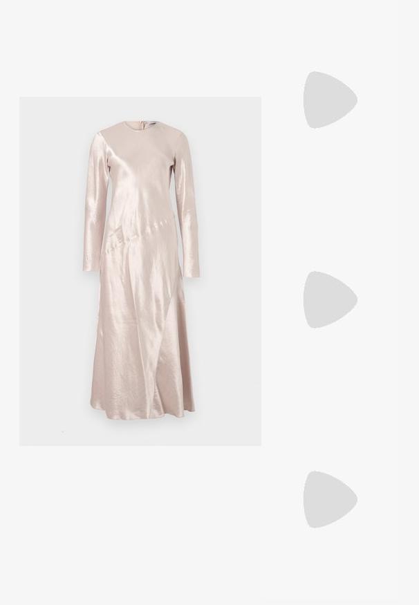 Max Mara Leisure ELOGIO - Alkalmi viselet - cipria; Fehér lakkbőr magassarkú pumpa hegyes orral és karcsú tűs sarkal, sima felülettel és bézs belső résszel.; Metálszínezüst arany színű clutch táska, lekerekített, meghosszabbított formával, lánccal ellátott pánttal és záródással. Simább, fényes felülettextúra.; Arany karika fülbevalók készlete, különböző méretekkel és formákkal, beleértve a kicsi, közepes és nagy stílusokat, sima fémből készült felülettel.