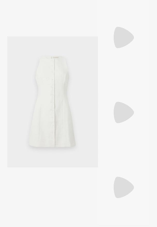 Hvit ermeles kjole laget av lin, med knappefront, tettsittende fasong og subtil tekstur med en enkel glidelås bak.; Sorte patent slingback hæl med spids tå, featuring tekstureret slangeskind, justerbar rem og en kort, tekstureret blokhæl.; Svart skinn crossbody veske med to frontlommer, gyldne spenner, glidelåslukking og en slank stropp. Teksturert overflate og kompakt rektangulær form.; Gullfargede metalløredobber med en buet, forlenget form. Har en jevn, blank overflate og en avrundet tupp for ekstra detaljer.