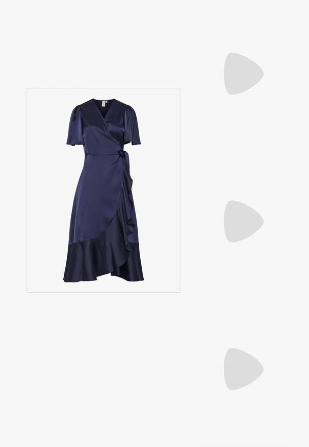 Rochie din satin bleumarin, cu mâneci scurte, pufoase, tiv cu volane și o curea cu auto-legare la talie. Textură netedă cu o siluetă fluidă.; Pantofii slingback din piele lăcuită neagră, cu vârf ascuțit, bretele pentru gleznă cu catarame și accesorii din argint, și un toc subțire.; Geantă de umăr metalică aurie cu un design structurat, textură netedă și curea reglabilă. Prezintă o formă triangulară unică și cusături minimaliste.; Cercei aurii cu forme texturate și ondulate. Include studs sculpturale cu clip și un design de cerc deschis cu un finisaj cioplit.