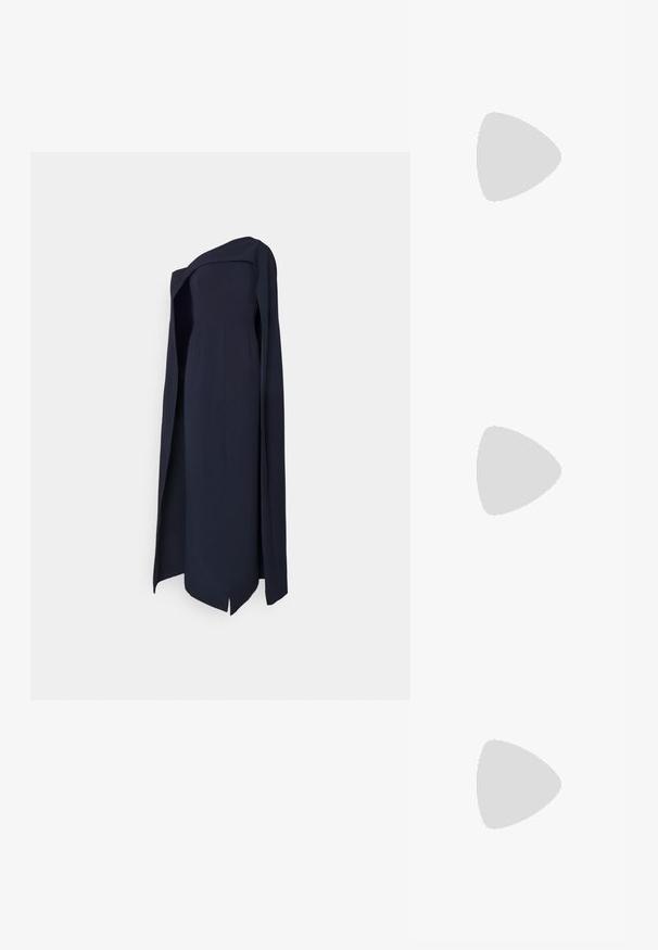 Abito da sera blu navy, senza spalline, con uno spacco laterale e sovrapposizione drappeggiata. Realizzato in un tessuto morbido che mette in risalto una silhouette strutturata.; Sneakers in pelle bianca, design low-top, caratterizzati da una texture liscia, punta rotonda, chiusura con lacci e un piccolo logo ricamato sul lato.; Borsa a spalla in pelle marrone con un design curvo, dotata di una chiusura e dettagli dorati, cuciture decorative e una chiusura con zip.; Orecchini a perno in tono oro con design intrecciato. Ogni orecchino presenta uno sfondo circolare trasparente per una vestibilità sicura.
