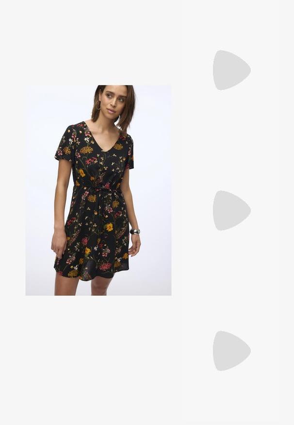 Φλοράλ φόρεμα σε μαύρο χρώμα με V λαιμόκοψη, κοντά μανίκια και ζωνάκι στη μέση. Διαθέτει ζωηρά κόκκινα, κίτρινα και ροζ λουλούδια σε σκούρο φόντο.; Μαύρη πατενταρισμένη δερμάτινη μπότες αστραγάλου με μυτερή μύτη και μεσαίο τετράγωνο τακούνι. Λείος υφή και μινιμαλιστικός σχεδιασμός.; Μαύρα υπερμεγέθη γυαλιά ηλίου με κλειστή βαθμίδα φακού, παχιά σκελέτη και λεπτομέρειες από χρυσή αλυσίδα στις βραχίονες του σκελετού.; Μαύρη τσάντα χειρός με δομημένο σχήμα, λεία υφή και μεταλλικό κούμπωμα. Συνδυασμένη με φαρδιά μαύρα παντελόνια και σανδάλια ανοιχτής μύτης πάνω σε ξύλινο πάτωμα.