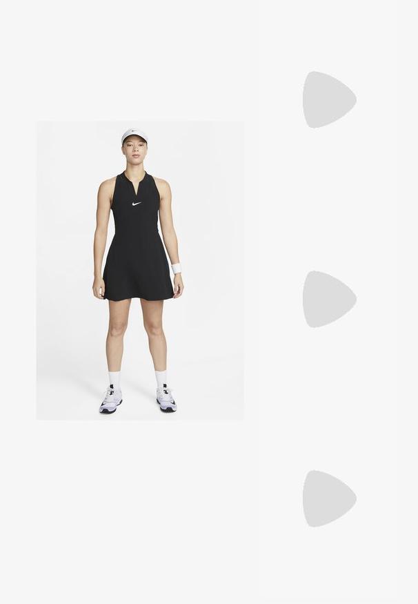 Rochie de tenis neagră cu guler și fermoar frontal, purtând un logo alb Nike. Asortată cu o bentiță albă și încălțăminte sport, evidențiind un design ajustat.; Cizme negre până la gleznă, realizate dintr-un material lucios, cu vârf pătrat și toc conic, plasate pe un fundal strălucitor de argint, cu un model tuftat.; Ochelari de soare negri cu un design unghiular, tip cat-eye. Lentile argintii oglindite. Rame subțiri, ușoare din plastic, cu o marcă subtilă pe tâmple.; Cercei rotunzi din argint cu un finisaj neted și strălucitor. Design ușor, având o formă rotundă și închidere cu tijă.