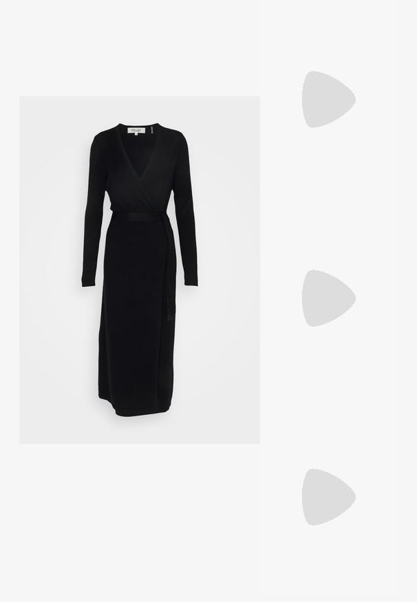 Robe noire en tissu doux, dotée d'un décolleté en V profond et de manches longues, avec une taille à liens et une coupe droite arrivant au milieu du mollet.; Tory Burch ELEANOR SLIDE - Mules - perfect black/gold; Tory Burch FLEMING MINI HOBO - Sac à main - black; Collier en chaîne dorée avec un pendentif central en pierre précieuse carrée et transparente, et une chaîne ajustable. Maillons texturés avec une fermeture à homard.