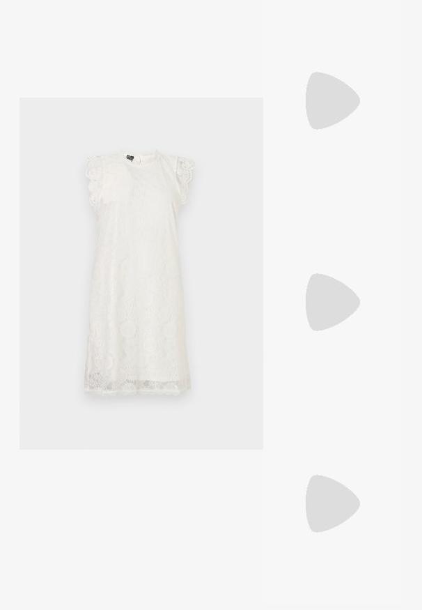 Fehér csipkeruha rövid, hullámos szegélyű ujjal, kerek nyakkivágással és hullámos szegélyű, texturált virágmintával.; Arany, fémből készült slingback sarkú cipők hegyes orral és vastag sarokkal. Simaság, minimalista design és keskeny pánt jellemzi.; Fekete bőrtáska ívelt formával, levehető pánttal és arany színű fémrészekkel. A táskán egy csattal díszített fedél található.; Aranyszínű fém fülbevaló, elegáns, ívelt formával. Különleges hegyes alak, fényes felszín és zsanéros záródás jellemzi.