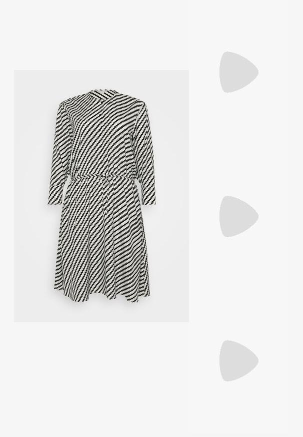 Kjole med korte ermer og et geometrisk svart-hvitt zigzag-mønster, innsnørt i midjen, lett flagrende skjørt og rund halslinning.; Svarte lærplattformsko med kraftig blokkhell, rund tå og tradisjonell snøring. Har en jevn tekstur og minimal detaljering.; Ovale briller med en metallic sølvramme, klare linser og teksturerte perleakkenter på bøyler. Lett design med buede armer.; Svart lærveske med en buet form, avtagbar stropp og gullbeslag. Vesken har et klaff med spenne-detall.
