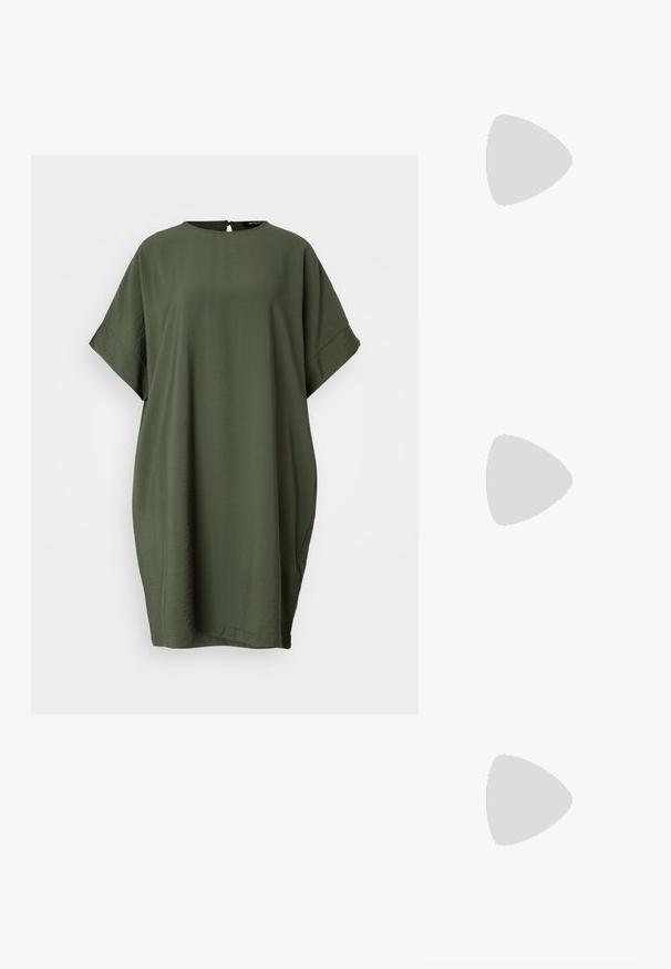 Bruuns Bazaar CRESS GIGI DRESS - Denné šaty - deep depths; Čierna ľanová maxi sukňa s vysokým rozparkom, nosená s čiernym tričkom a čiernymi členkovými čižmami. Minimalistický dizajn s voľným strihom.; Čierna kožená tote taška s dvoma dlhými rúčkami, hladkým povrchom a štruktúrovaným tvarom. Obsahuje prednú kapsu pre dodatočné uskladnenie.; Strieborné kovové náušnice s hladkým tvarom kvapky a lesklým povrchom. Jemné rytiny pridávajú detail. Minimalistický dizajn.