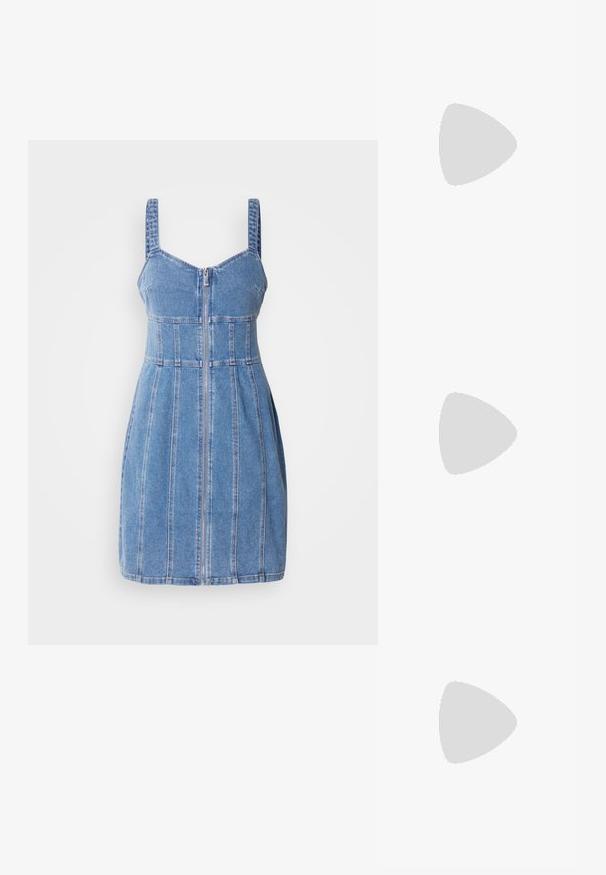 Denimruha spagetti pántokkal, elöl cipzárral, struktúrált mellszárral és függőleges varrással. Világoskék színű, sima textúrával.; Fekete lakk bőr szandálkés magas sarkú cipő, hegyes orral és geometrikus tömbsarkakkal. Karcsú, minimalista dizájn és sima textúra jellemzi.; Fehér, strukturált kézitáska rövid füllel és vállpánttal, arany színű fém kiegészítőkkel és texturált anyagból, szürke háttér előtt bemutatva.; Öt darab arany fülbevaló szett, különböző mintákkal: csavart, bordázott és sima felületek karika és félhold formákban.