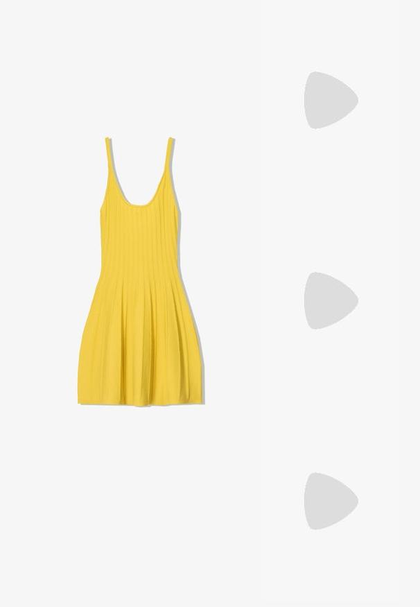 Abito giallo a coste con spalline sottili, corpino aderente e gonna a pieghe svasata. Realizzato in tessuto testurizzato, presenta un collo rotondo.; Tacchi slingback beige con punta affusolata e tacco basso a campana. Realizzati in pelle liscia con un design minimalista e cinturino regolabile.; Occhiali da sole rotondi con tonalità marrone, montatura lucida color bordeaux. Aste sottili con un sottile dettaglio del marchio. Design delle lenti piatte.; Borsa grande in suede marrone scuro con due manici robusti, caratterizzata da una texture liscia e da una tasca con zip sulla parte anteriore.
