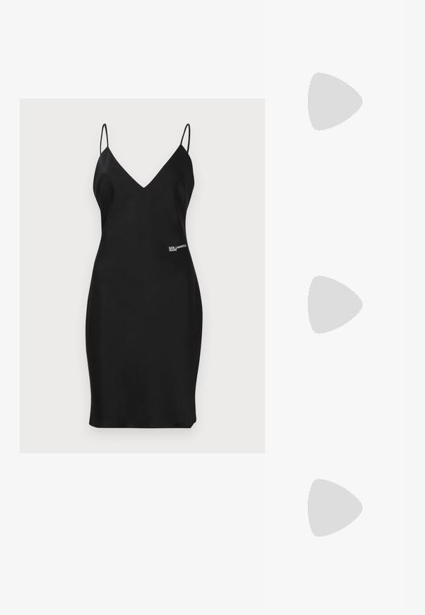 Vestido preto justo com decote em V, alças finas e uma textura suave. Apresenta um logotipo em branco na parte inferior. Design simples e ajustado.; As sandálias de salto alto pretas apresentam tiras finas com um design em nó, uma biqueira quadrada lisa e um elegante salto agulha.; Bolsa metálica cinza claro com uma alça de corrente, adornada com pequenos rebites metálicos circulares e um logótipo triangular da marca.; Brincos de argola prateados com um acabamento suave e brilhante. Forma arredondada, design leve, com fecho de pino.