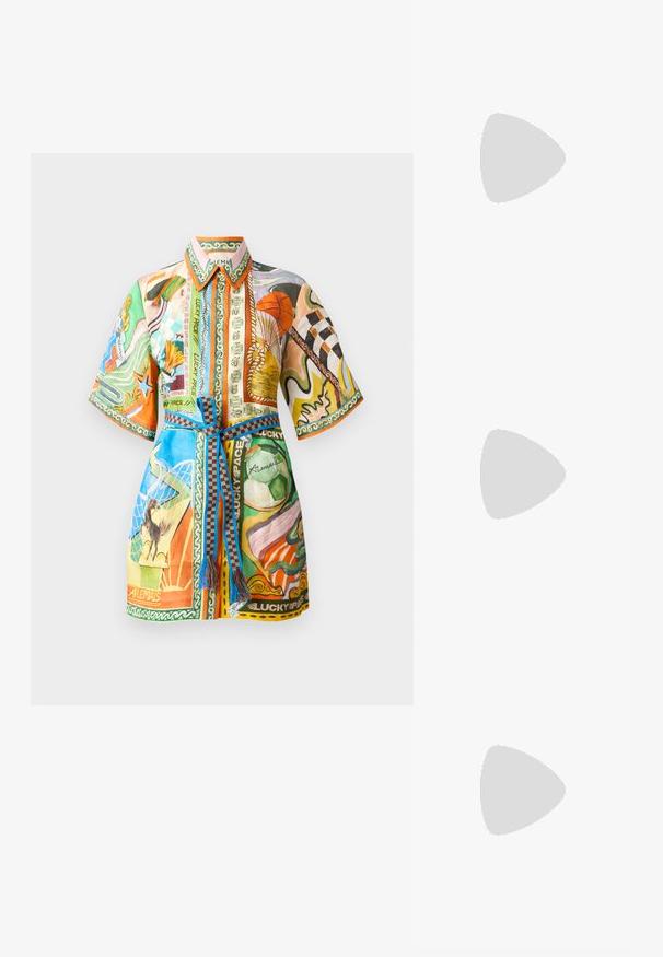 Camicia colorata a maniche corte con pattern misti, colletto e cintura legata. I materiali sembrano leggeri, con grafiche e dettagli vari.; Slingback con tacco in vernice nera con punta affusolata, caratterizzato da una stampa a serpente testurizzata, cinturino regolabile e un tacco corto e testurizzato.; Borsa in pelle nera con forma strutturata, doppio manico corto, hardware dorato e un accessorio a tag laterale. Finitura liscia e strutturata.; Orecchini a cerchio in metallo color oro con forma curva ed allungata. Presentano una superficie liscia e lucida e una punta arrotondata per un tocco di dettaglio in più.