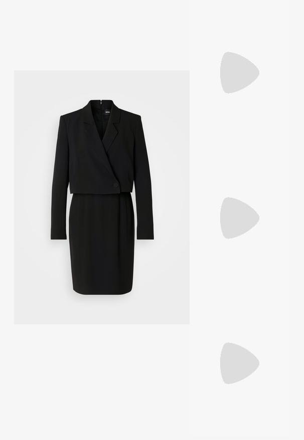 Črn blazer obleka po meri z ustrezno silhueto, ovratnikom v stilu rever, zapiranjem na en gumb in dolgimi rokavi. Gladka tekstura blaga.; Črne čevlje s koničastimi nosovi in slingback obliko z nizko peto, izdelane iz gladke usnjene materiale ter s črtasto zasnovo na strani za prezračevanje.; Črna torbica z dvema kratkima ročajema in odstranljivim naramnim trakom. Gladek usnju podoben material z zadrgo in podrobnostmi z logotipom.; Zlatom pozlačen ogrlica z gladkim, ukrivljenim osrednjim poudarkom. Ima fleksibilno verigo z ježkom in dodatne prilagodljive verižice.